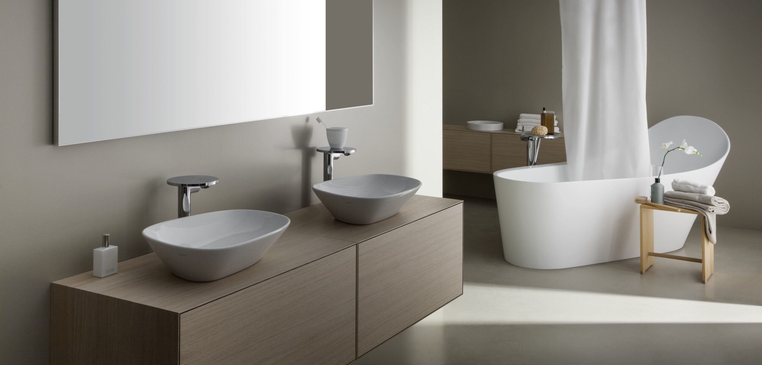 Baño con lavabo y sanitarios de diseño