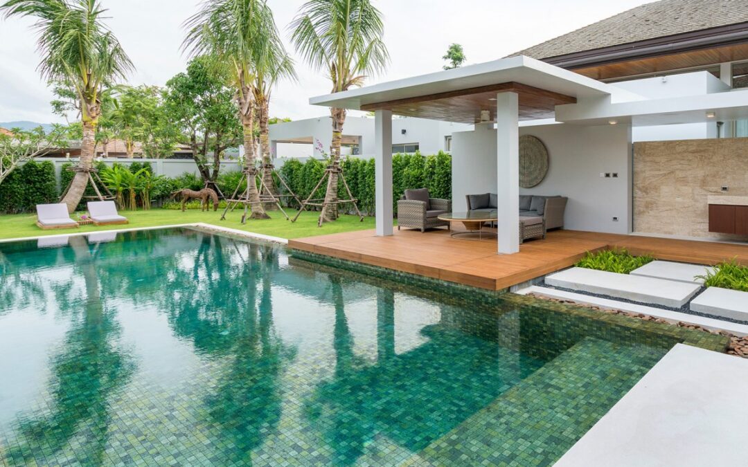Piscina revestida de mosaico de vidrio con terraza de porcelánico antideslizante en Mallorca