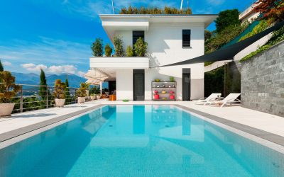 Glasmosaik für den Pool: wie der Belag die Farbe des Wassers bestimmt