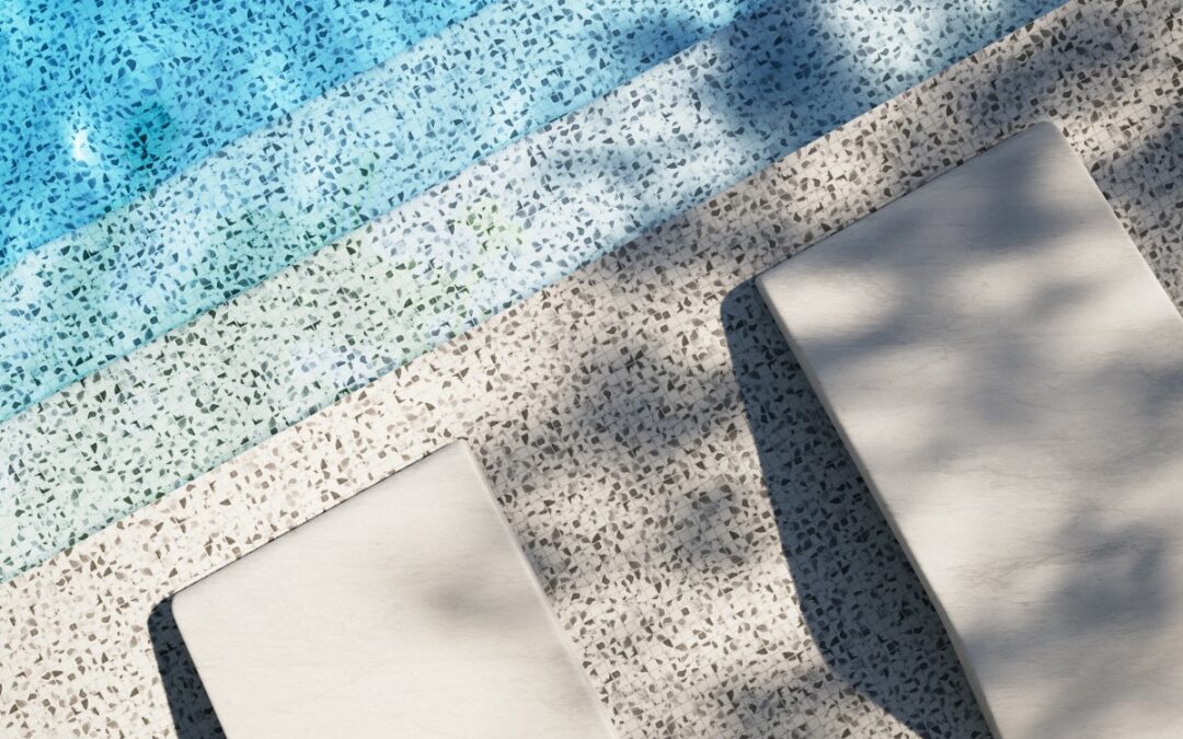 Piscina revestida con mosaico vítreo Ezarri azul y coronación antideslizante, ambiente mediterráneo.
