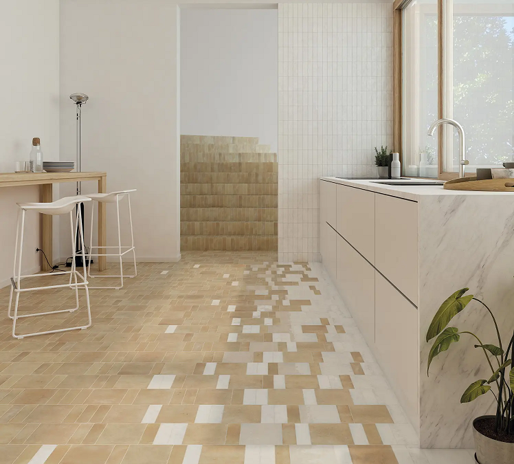 Cocina con frente y pavimento cerámico efecto zellige en tonos claros, estilo mediterráneo.