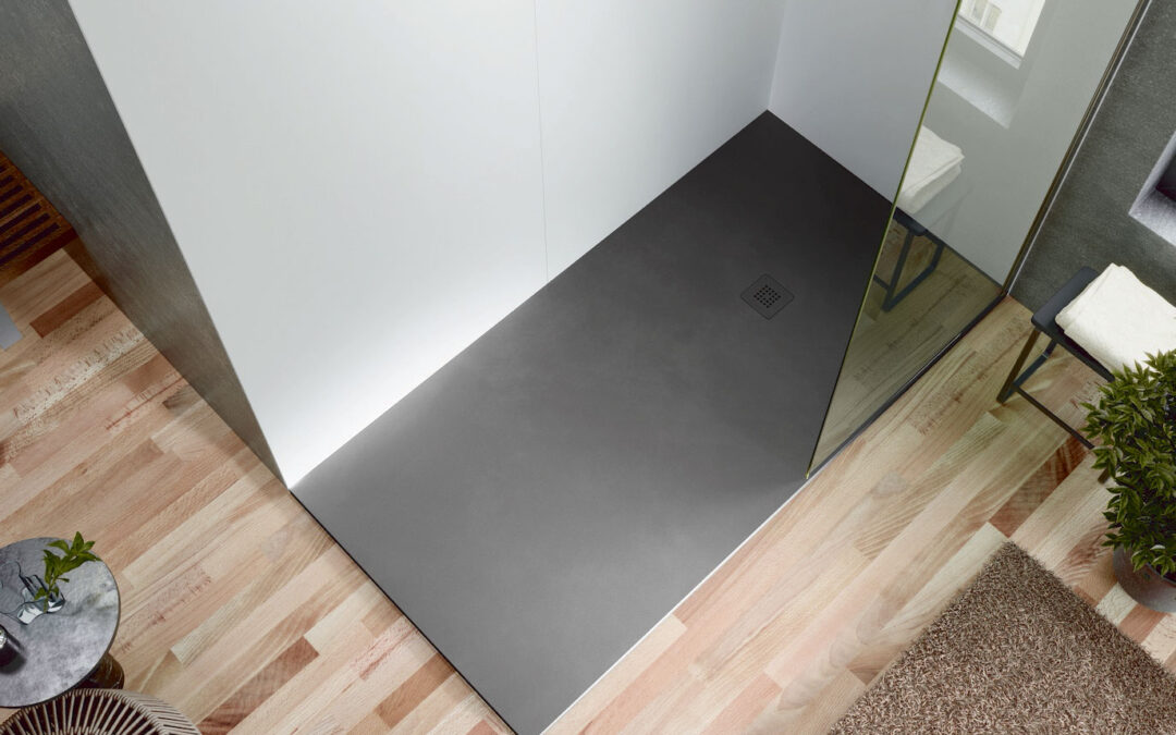 Plato de ducha extraplano Acquabella efecto pizarra integrado en baño con suelo de madera.