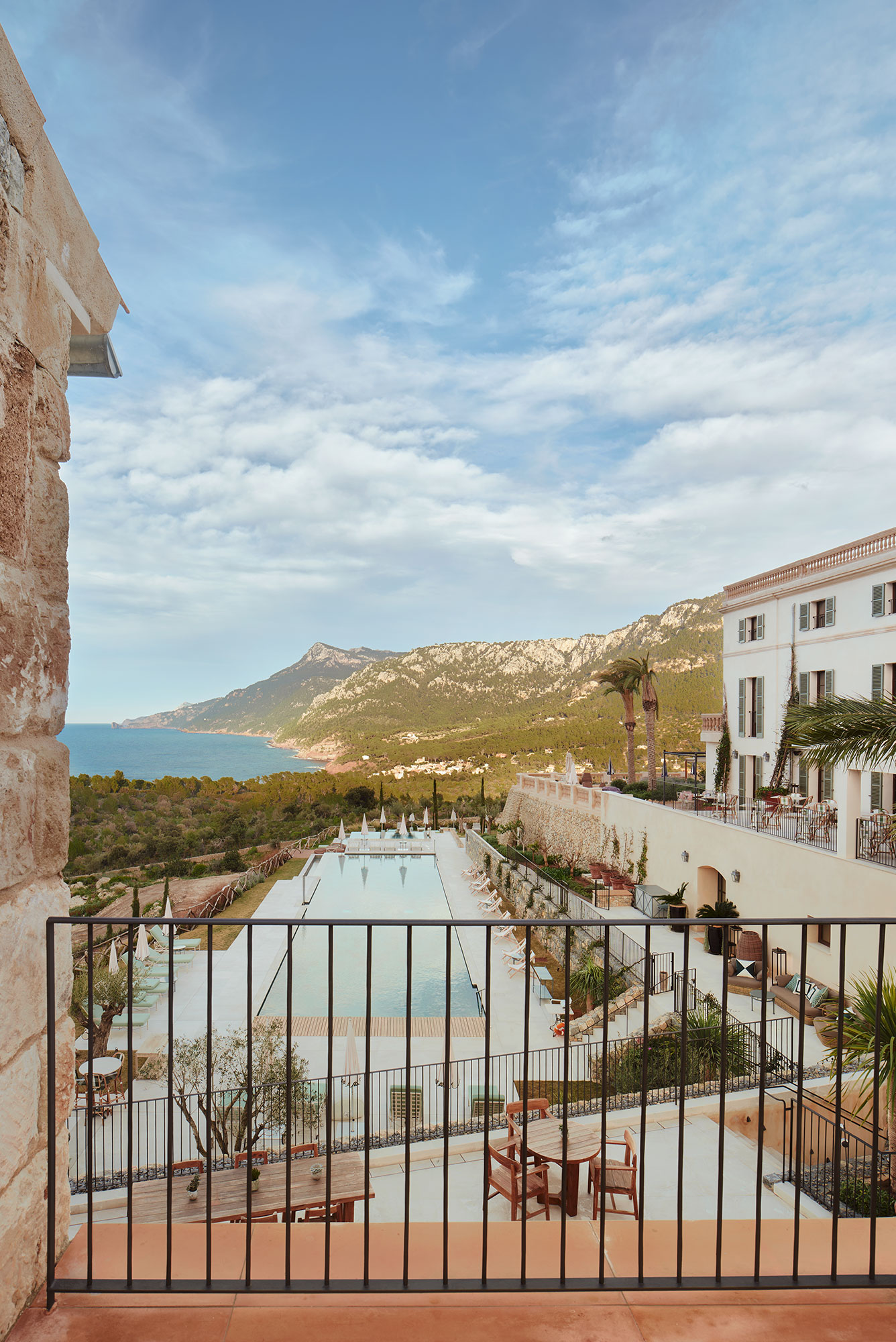 Pool von Son Bunyola mit Blick auf die Tramuntana-Küste