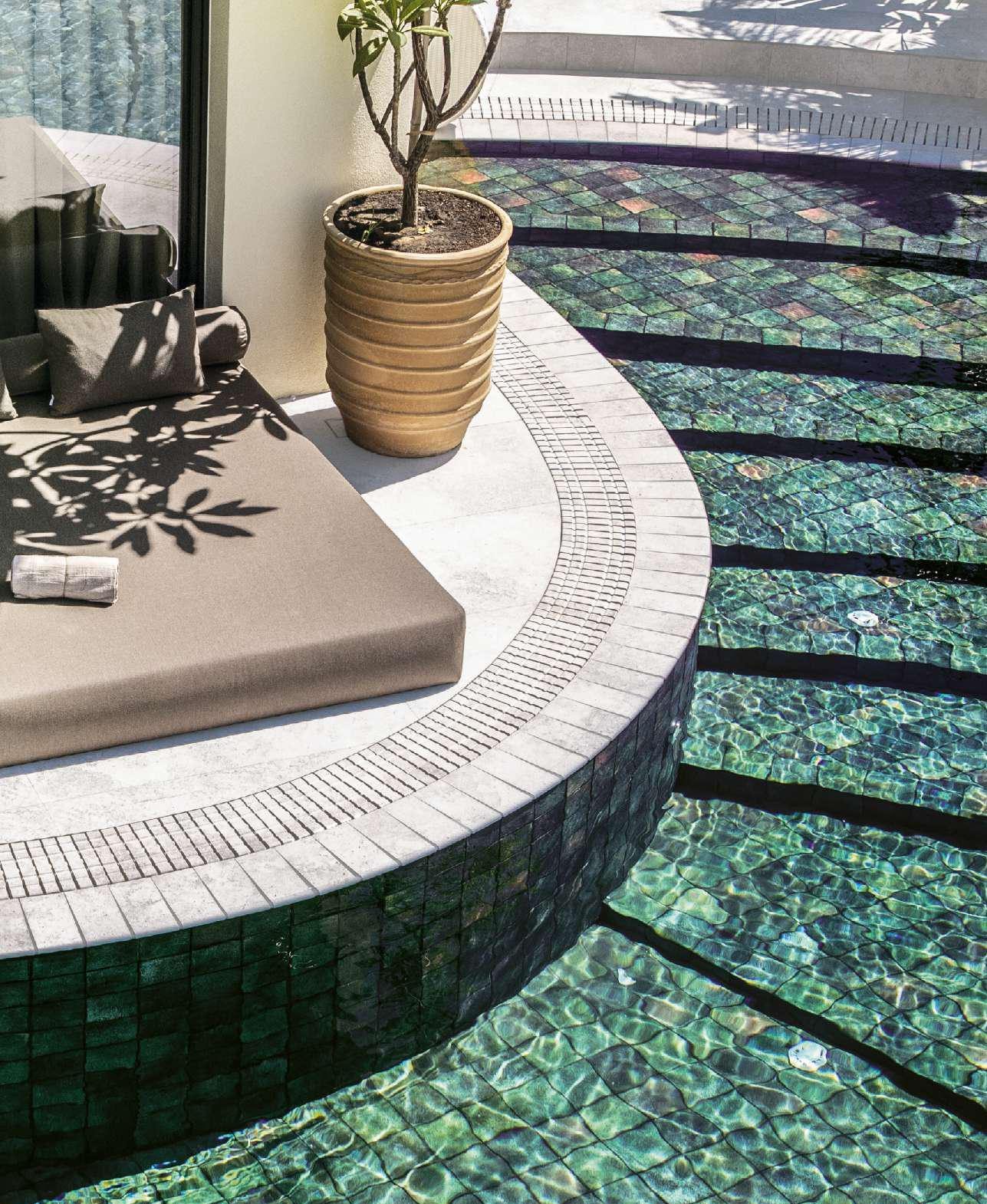 Acceso a piscina con peldaños y revestimiento de mosaico